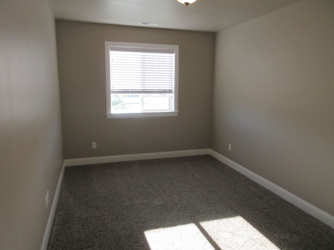 Building Photo - Move-In Bonus - Newer Town home living in ...