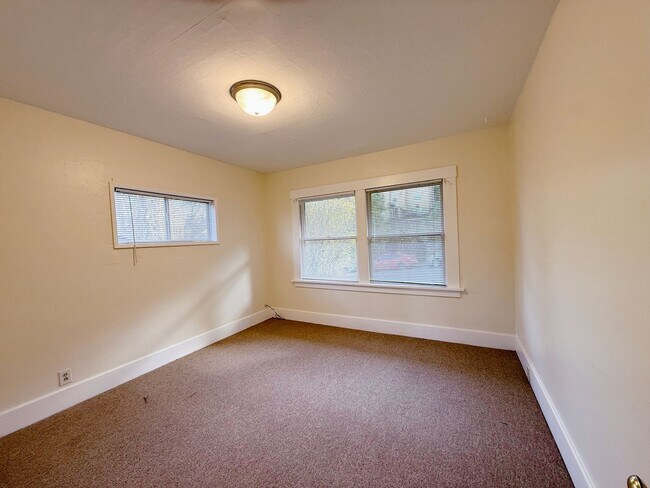 Building Photo - 2 & 4 Bedroom Apartments with Classic Charm & Bay View