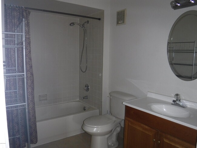 Building Photo - 2080 Oak Meadow Cir