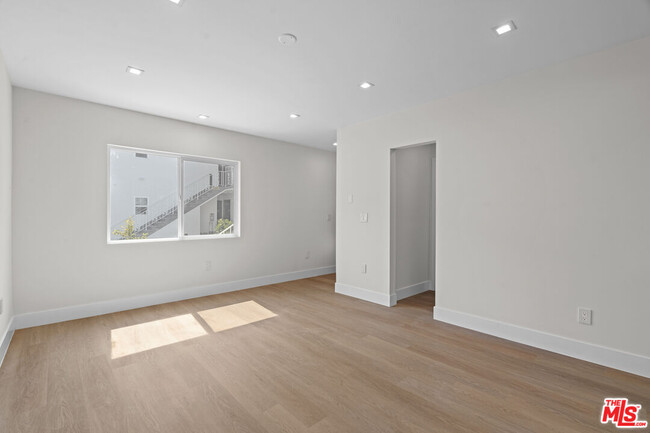 Building Photo - 420 S Sepulveda Blvd