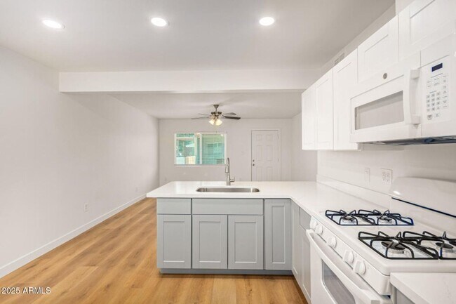 Building Photo - 2-bedroom, 1-bath duplex by ASU