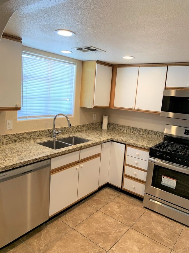 Building Photo - Clean 3 Bedroom 2 Bath