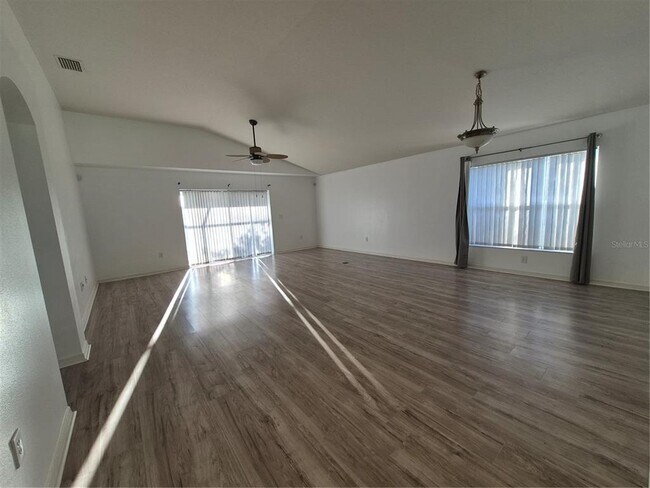 Building Photo - 6833 Runner Oak Dr