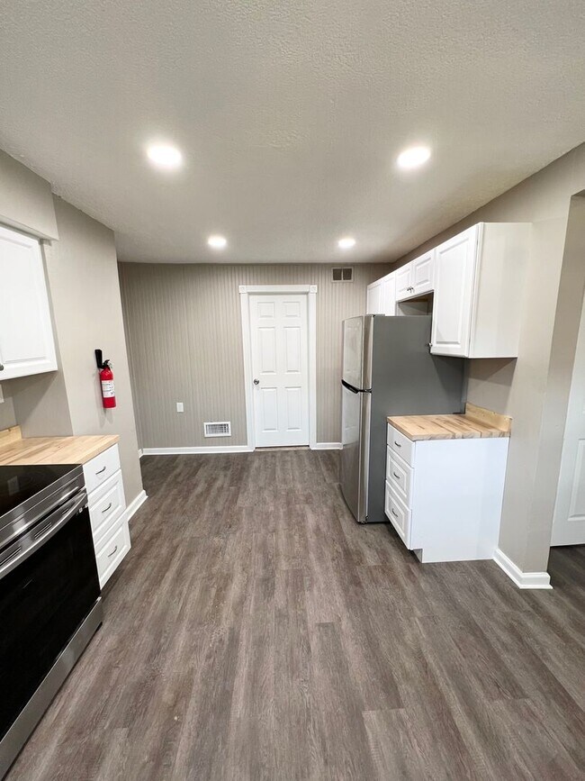 Building Photo - Newly Renovated 3 Bedroom, 1 Bathroom in Spring Hill- Central Air and Brand New Kitchen!!