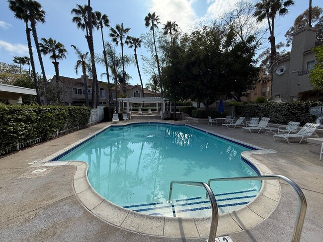 Building Photo - Beautiful 2 Bed, 2.5 Bath Two-Story Townho...