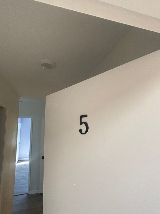 Building Photo - Redwood City Apartments Unit 5