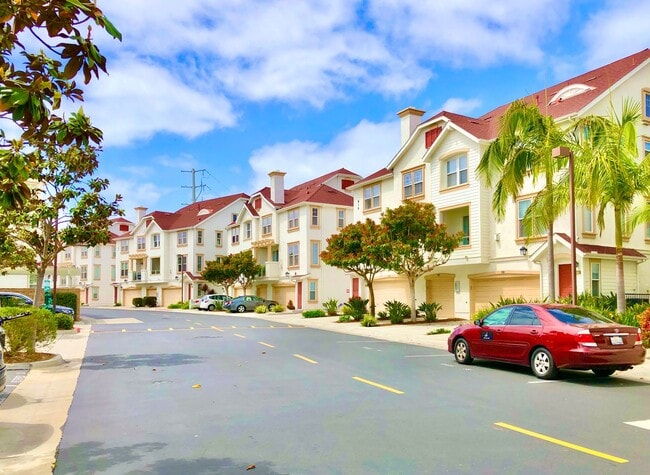 Building Photo - Beautifully Upgraded & Appointed End Condo...