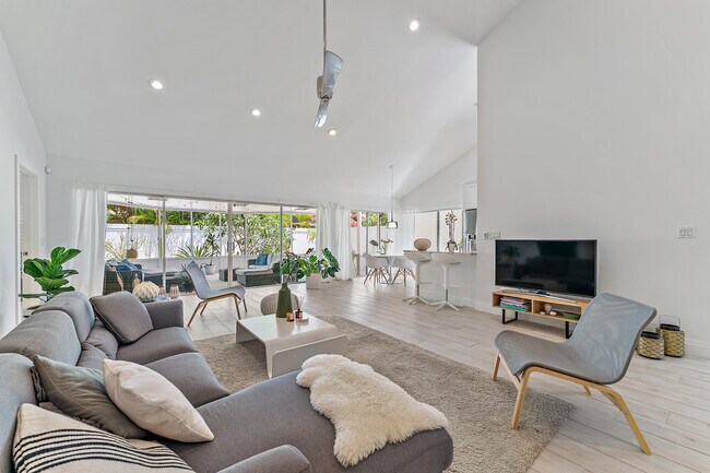 Building Photo - 125 Harbourside Cir