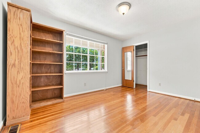 Building Photo - 1002 Willow Dr