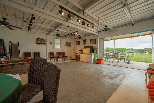 Building Photo - 2316 Green Meadows Dr