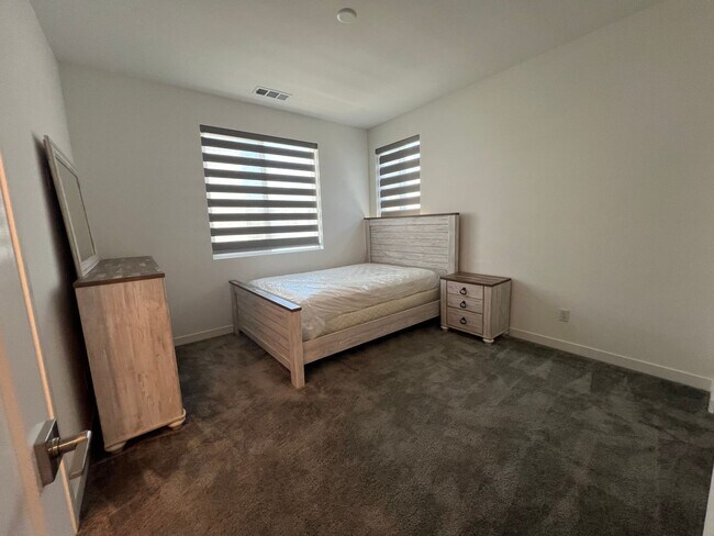Building Photo - Beautiful furnished 4 bedroom Townhouse!
