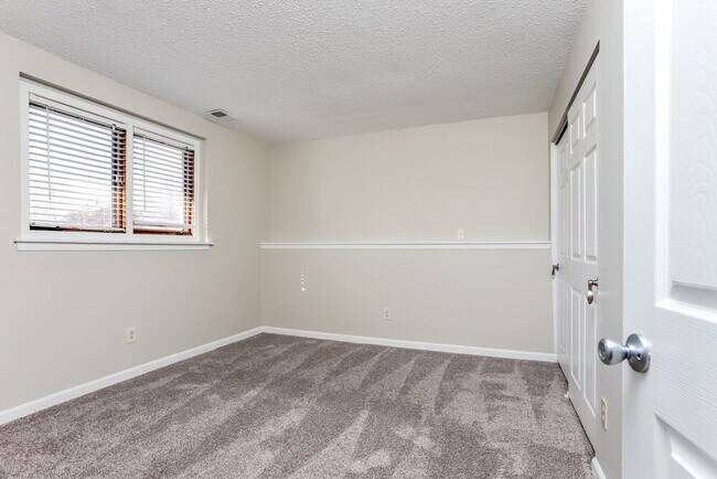 Building Photo - 1253 Advance Dr