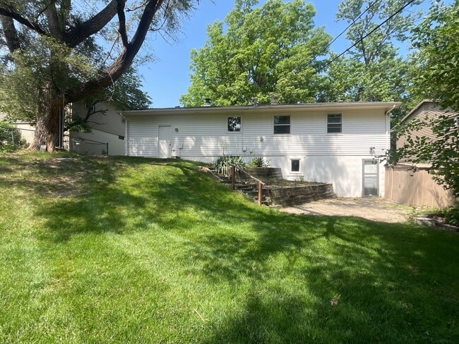 Building Photo - Adorable ranch