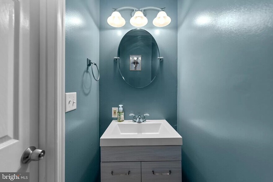 Building Photo - 1196 Spruce Ave