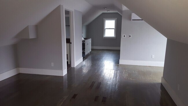 Building Photo - 113 Benton St