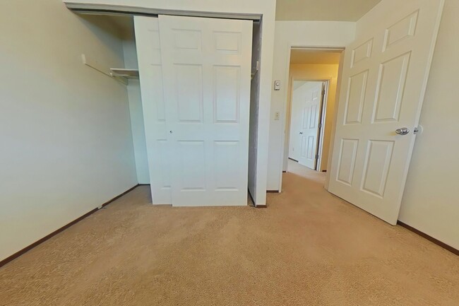 Building Photo - 2 Bed Townhouse Near Downtown with Assigned Parking