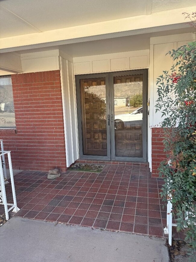 Building Photo - Large Vintage Home Available