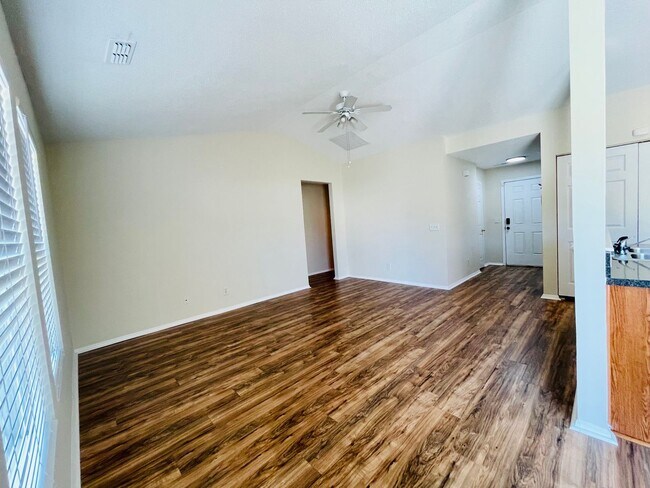 Building Photo - 3038 Regency Oaks Dr