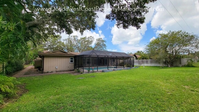Building Photo - CLASSIC SARASOTA POOL HOME WITH UPDATES AN...