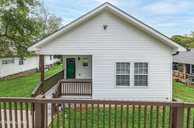 Building Photo - 619 Midlake Dr NE