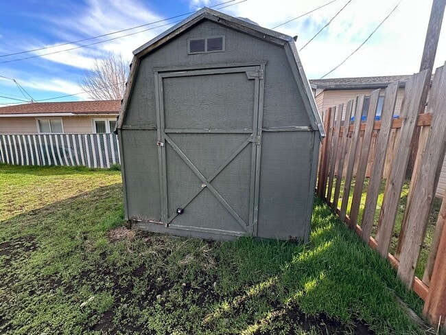 Building Photo - Application Pending - 3 Bedroom House For ...
