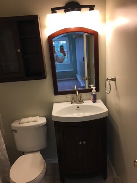 Bathroom - 658 W Forest Ave