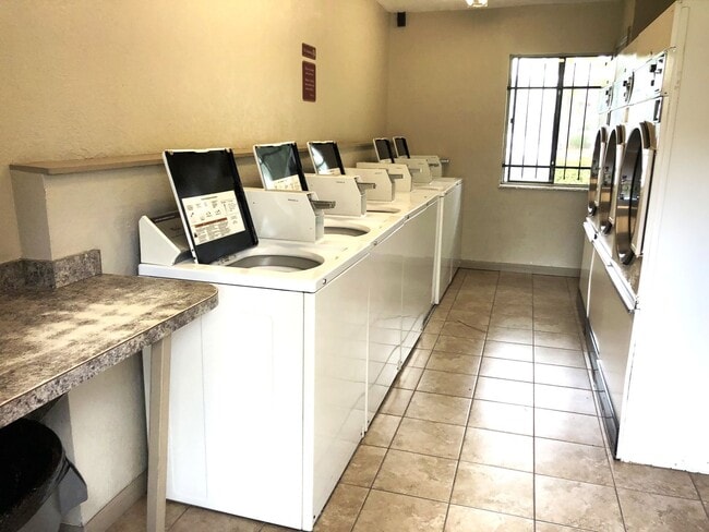Building Photo - 1BR/ 1BA Condo In Springwood   ** Water In...