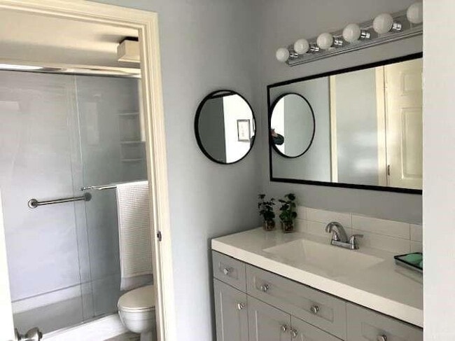 Building Photo - 317 Lake Evelyn Dr