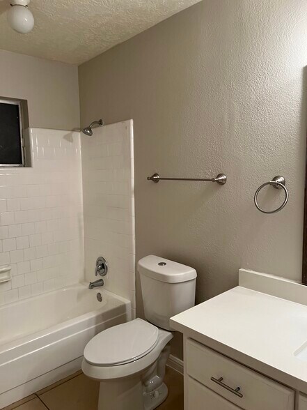 Building Photo - 10914 Clear Fork Dr