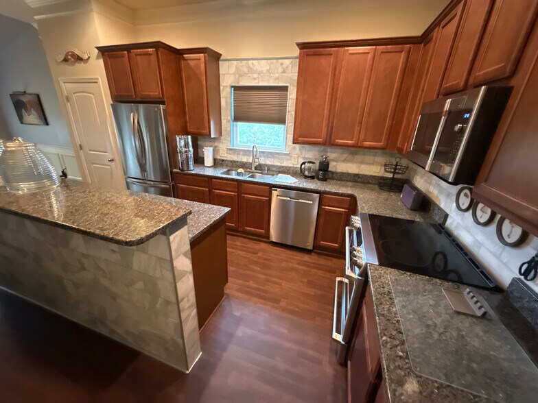 Building Photo - Room in House on Katielee Cove