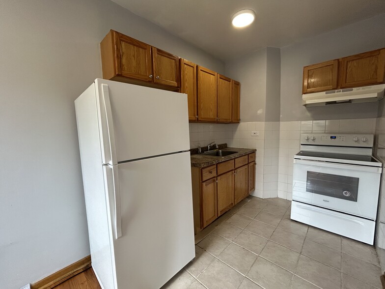 Primary Photo - 6956 N Ashland Ave