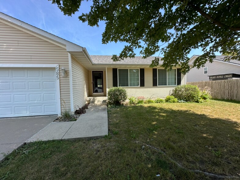 Primary Photo - 585 SE Crabapple Dr