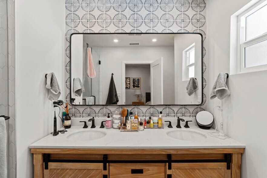 bath - 11038 Blix St