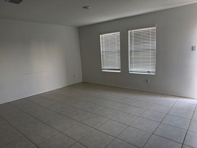 Building Photo - 325 Carthage Dr