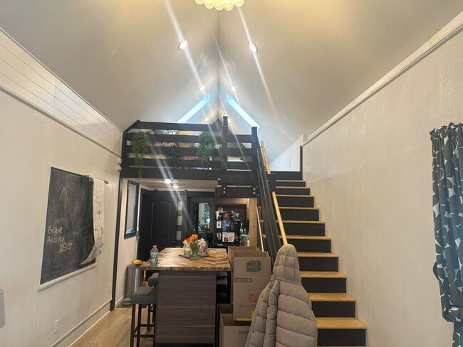 Building Photo - Modern 1-Bedroom Loft in Bay View – Update...