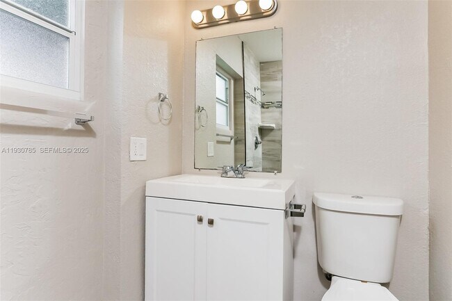 Building Photo - 7560 Venetian St