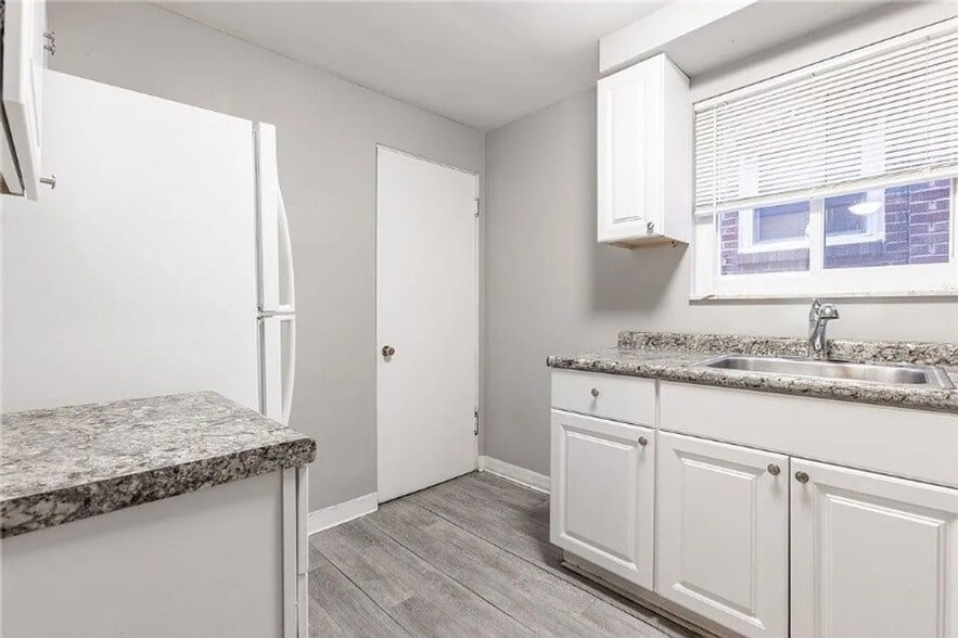 Building Photo - 2273 Pauline Ave