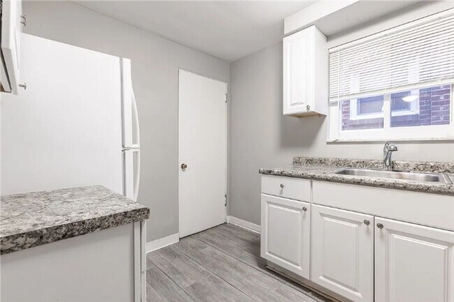 Building Photo - Well-Maintained 2BR Townhome w/ Garage, Storage & Transit Access – Beechview