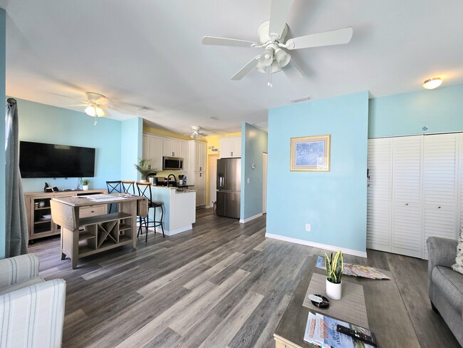 Building Photo - 6121 Lakefront Dr