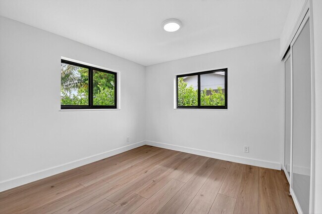 Building Photo - 143 SE 27th Way