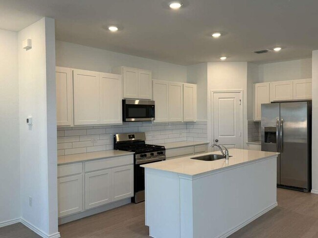 Building Photo - 577 Sormonne Lp