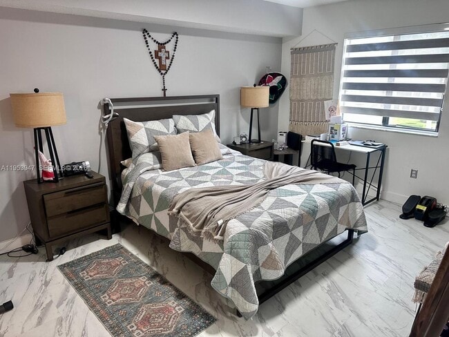 Building Photo - 9340 Fontainebleau Blvd