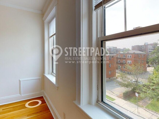 Building Photo - bedroom in Cambridge MA 02138