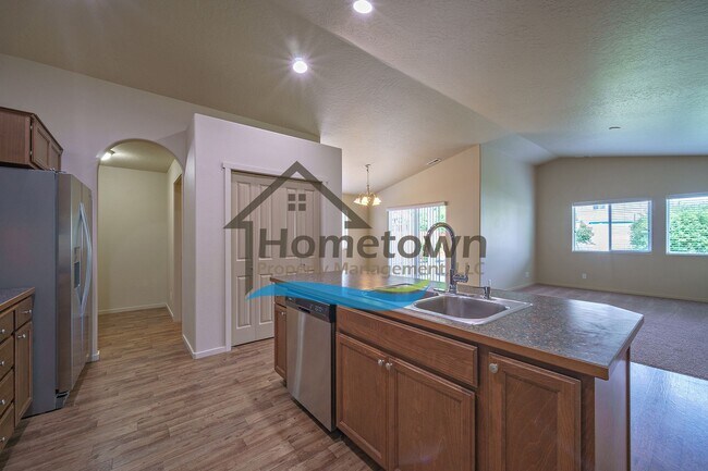 Building Photo - 3 Bedroom 2 Bathroom Home with Attached 2 ...