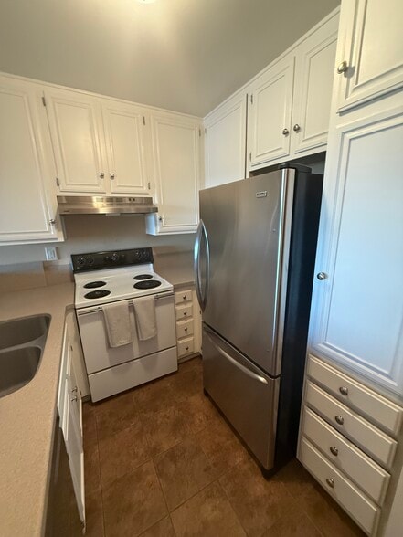 Building Photo - 6930 Hyde Park Dr