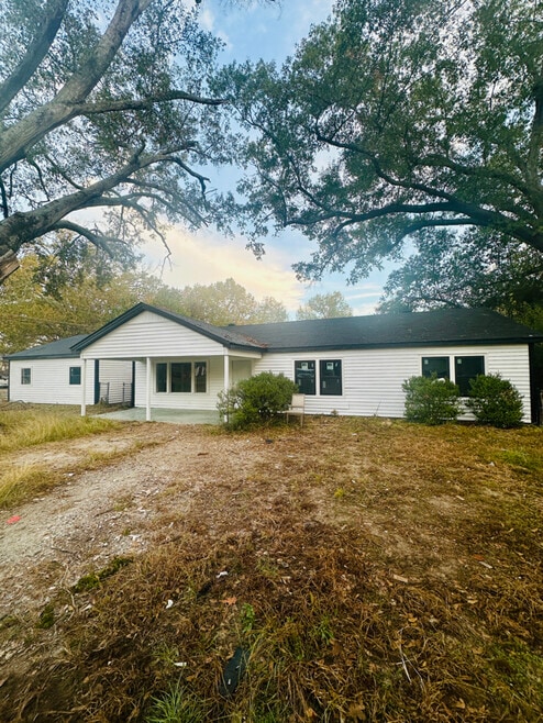 Building Photo - 2098 Pinecroft Cir