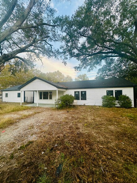 Primary Photo - 2098 Pinecroft Cir