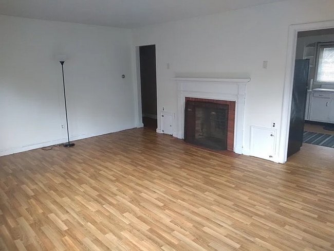 Building Photo - Welcome to this quaint house for rent