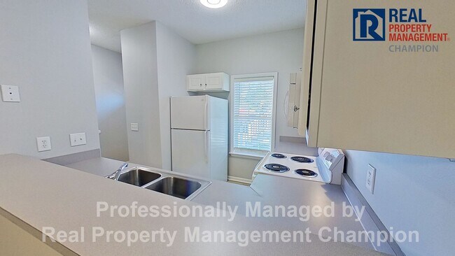 Building Photo - Ground Level Condo with Community Pool