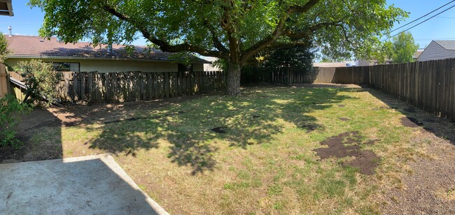 Large Fenced Back Yard - 5327 N Bowdoin St